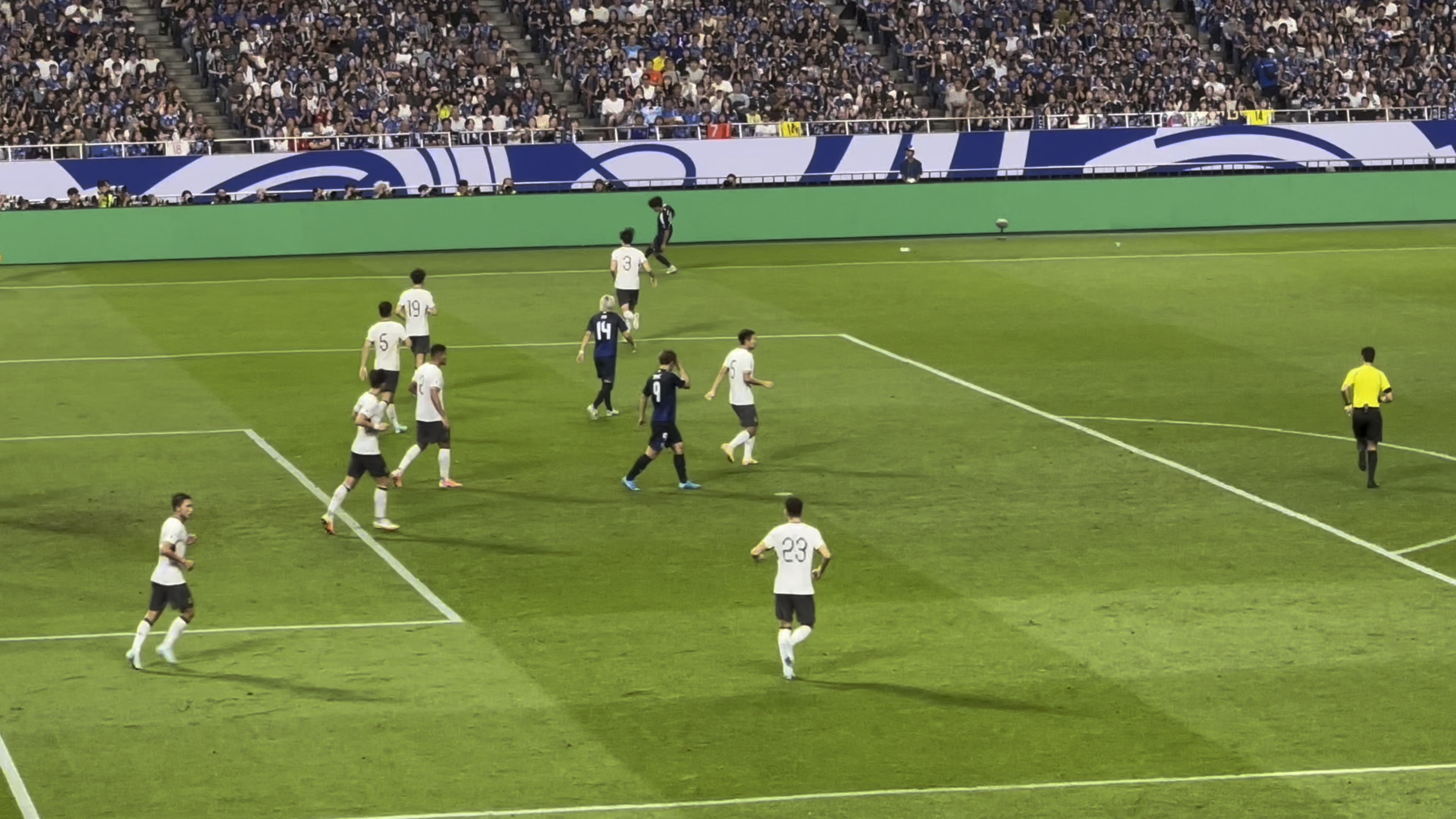 世界杯选手刷新世界纪录，震撼全场