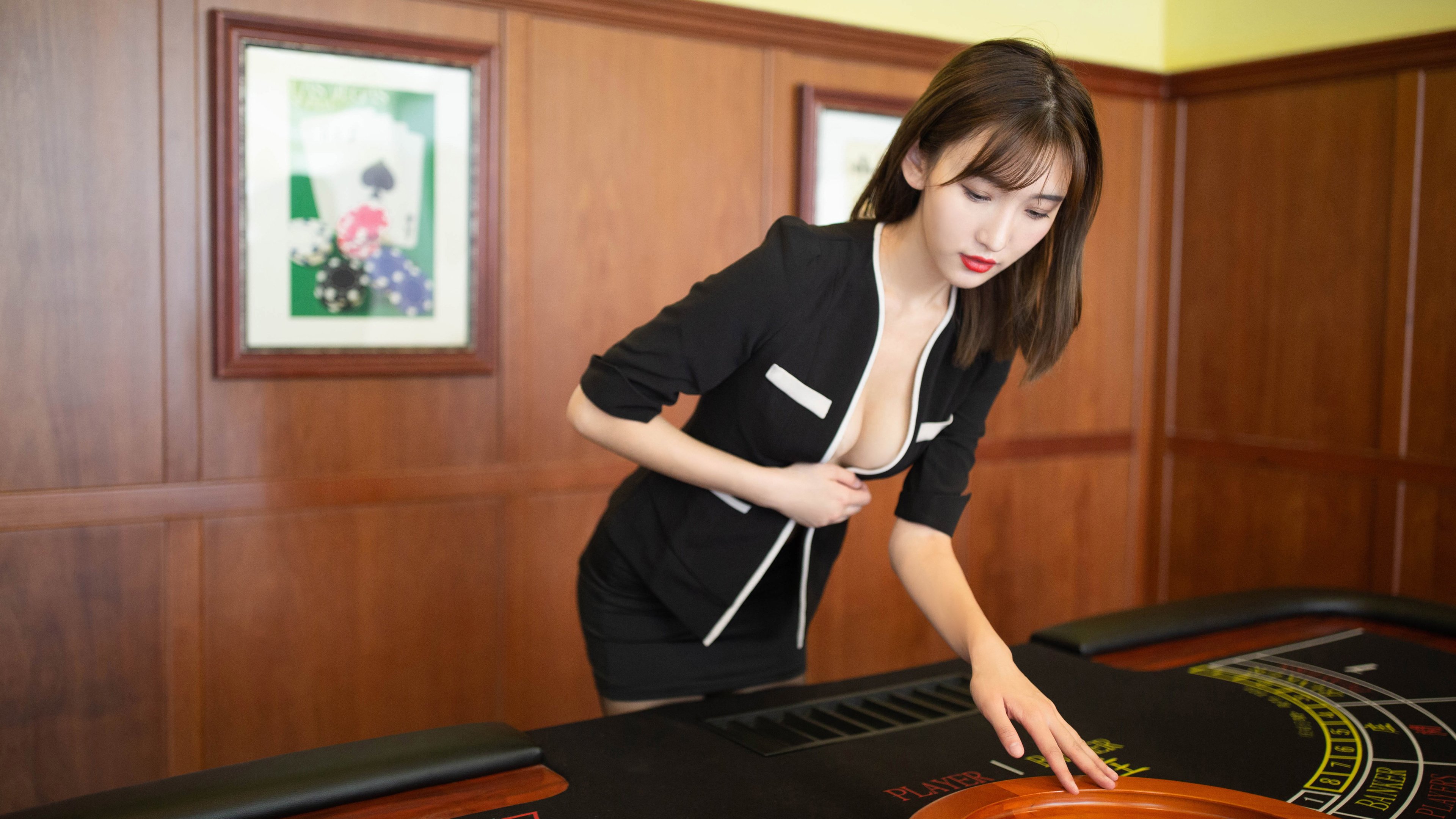 新王当立，从雅温得的朝霞到2026的王座